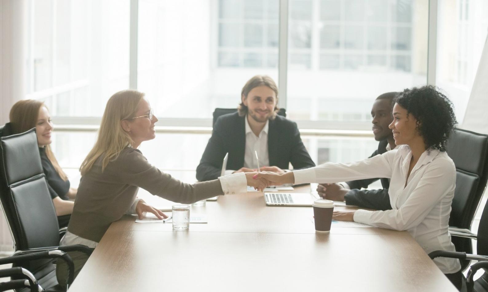 Studierende in deutscher Bibliothek beim gemeinsamen Lernen