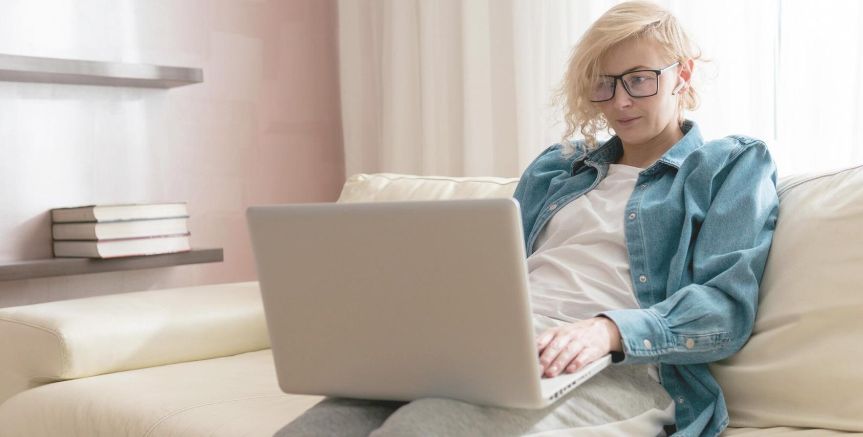 Internationale Studierende bei der Visumsvorbereitung mit Dokumenten und Laptop